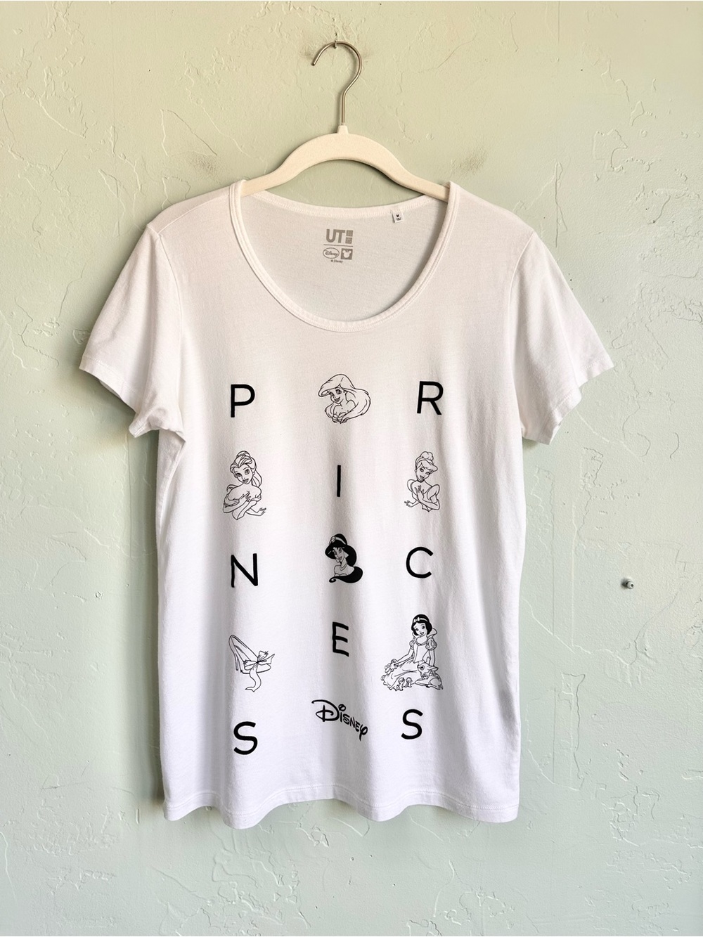 Uniqlo x Disney White & Black Princesses Short Sleeve Tee Women’s Medium EUC